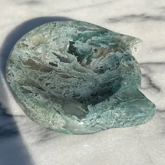 Green Moss Agate Carved Bowl in the shape of a cat - Picture 4 of 4